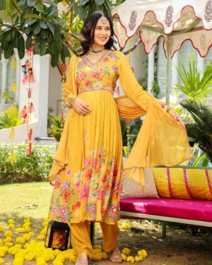 Embroidered Kurta and trouser with Dupatta Size 40